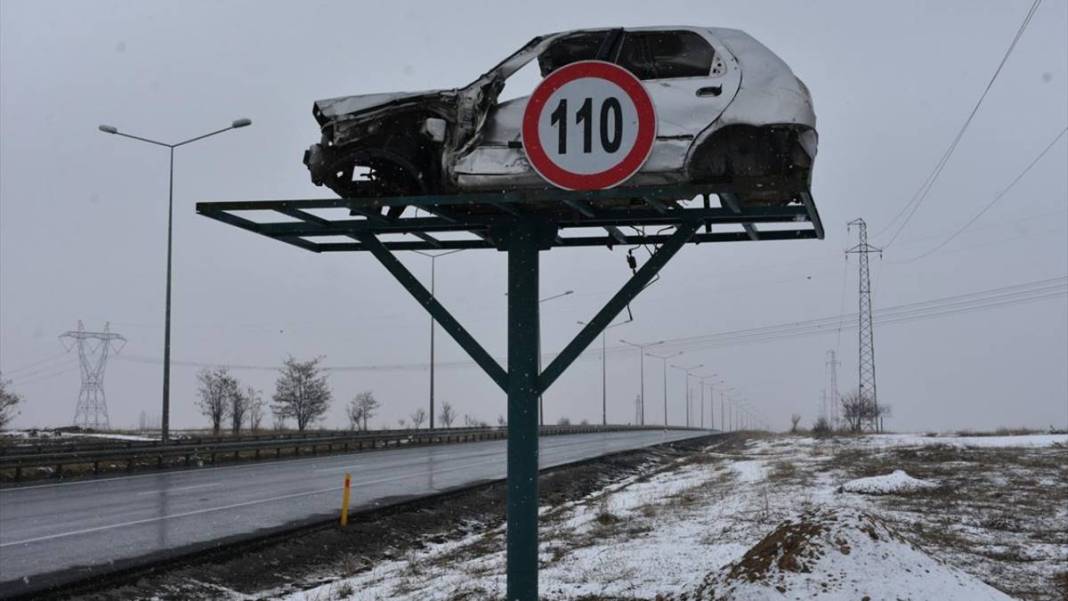 İbret olsun diye yol kenarına asıp sallandırdılar! Üzerine bir de tabela koydular 5